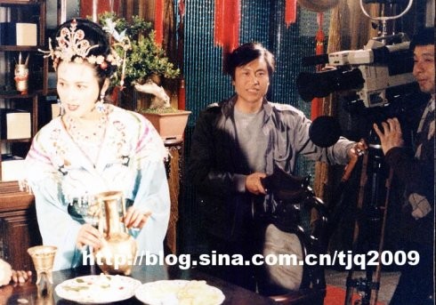 Nghệ sĩ Hướng Mai trong vai hoàng hậu nước Ô Kê trong một cảnh quay, người đứng bên cạnh nhiếp ảnh của đoàn - Đường Kế Toàn.